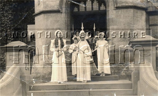 A procession led by Scunthorpe Hospital Carnival Queen, Enid Baxter, at Scawby Grove in 1936 	